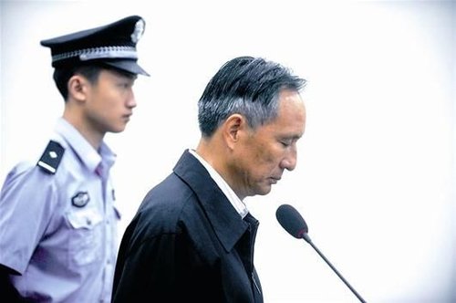 圖為：10日，張曙光在北京市第二中級人民法院接受庭審 新華社發(fā)