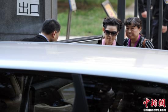 圖為宣判結(jié)束后夢(mèng)鴿面無(wú)表情走出海淀法院，乘車離開(kāi)。