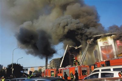 11日，蘋果園喜隆多商場，火災(zāi)現(xiàn)場濃煙滾滾。新華社發(fā)