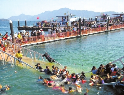昨天，廬山西海景區(qū)過橋塌陷，致十數(shù)名游客落水。圖/東方IC