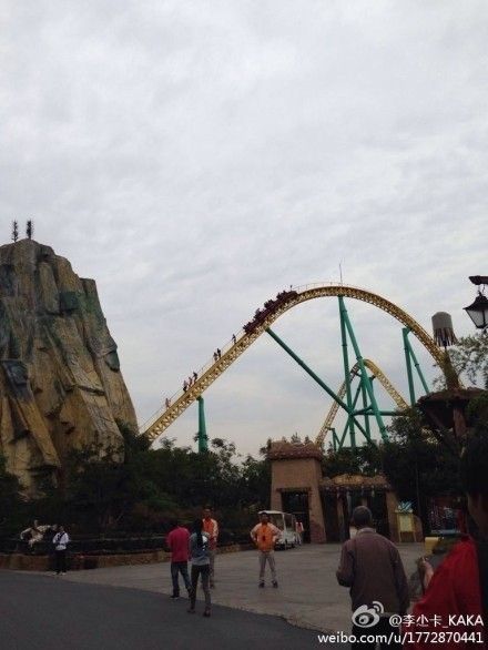 上海歡樂谷過山車發(fā)生故障，多位游客被卡在上面