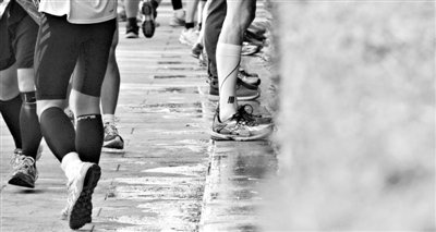 昨日，2013年北京馬拉松，因流動(dòng)廁所和公廁有限，很多選手都“就地解決”，地面上“水”流成河。