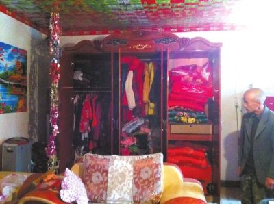 大衣柜里掛滿了各式衣服和挎包。