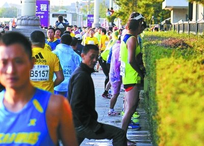 北京馬拉松“尿紅墻” 集體噓噓是傳統(tǒng)？