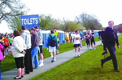 北京馬拉松“尿紅墻” 集體噓噓是傳統(tǒng)？