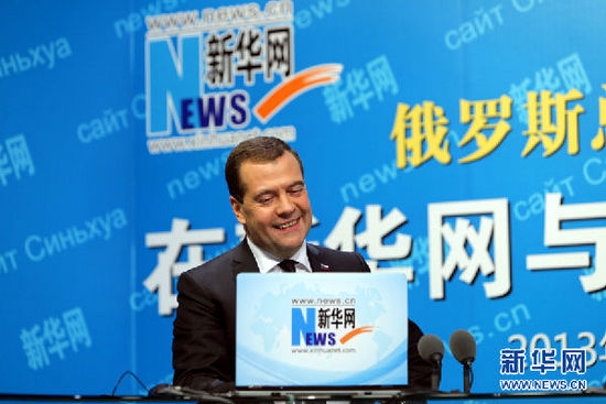 10月22日，俄羅斯總理梅德韋杰夫在新華網(wǎng)與中國(guó)網(wǎng)民進(jìn)行在線交流互動(dòng)。 新華社記者邢廣利攝