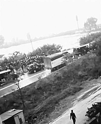 22日，云南晉寧數(shù)百村民與警方對(duì)峙。網(wǎng)絡(luò)截圖