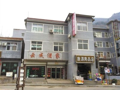 今年，胡萬林涉嫌非法行醫(yī)的地點，就在這座農(nóng)家賓館內(nèi)。