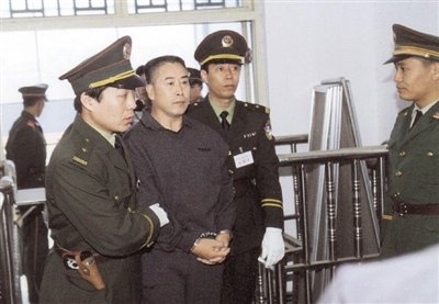 2000年9月30日，河南商丘，胡萬林被法警押上法庭。