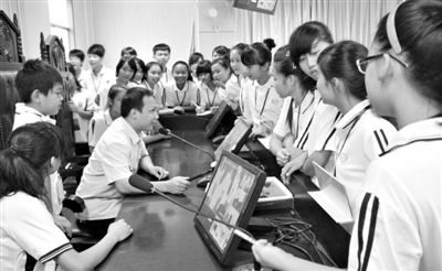 2013年5月30日，結(jié)合當(dāng)前國內(nèi)民眾普遍關(guān)注的“校長開房”、“強(qiáng)奸猥褻”等事件，廣西上思縣人民法院邀請中小學(xué)生到法院觀摩案件的庭審，提高他們的守法、維權(quán)意識。圖/IC