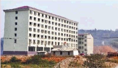  10月23日，長(zhǎng)沙市岳麓區(qū)蓮花鎮(zhèn)云蓋村村委會(huì)的辦公大樓。  實(shí)習(xí)記者 李健 攝