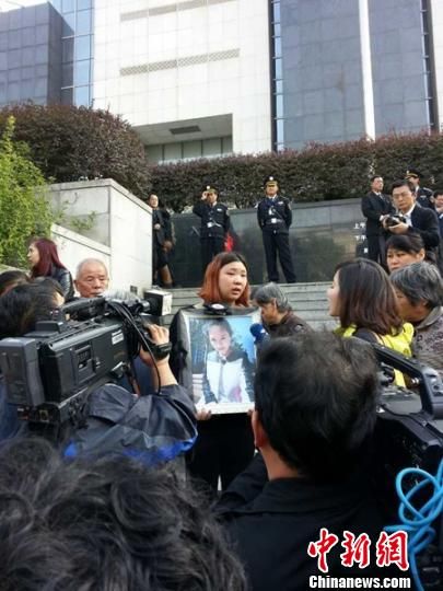 法院外，死者祁某的家人正在接受媒體采訪。 田雯 攝