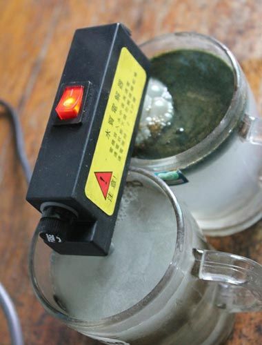 試驗(yàn)后的水對(duì)比，工程供水變成了墨綠色