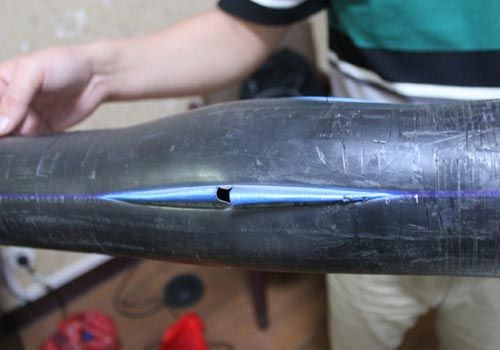 爆裂的水管，像被刀劃開一樣