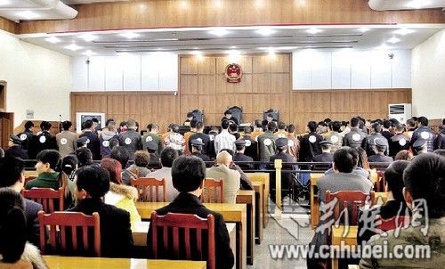圖為:公審現(xiàn)場(chǎng) 圖為:公審現(xiàn)場(chǎng)