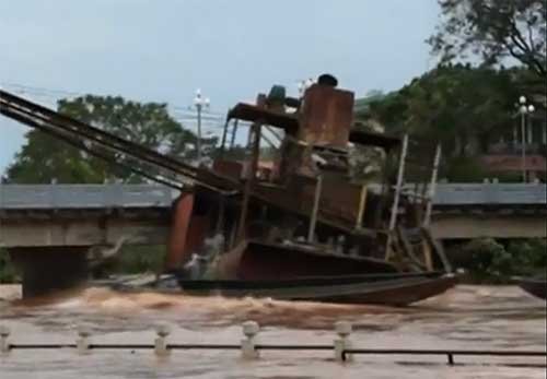 抽砂船卡在橋下。