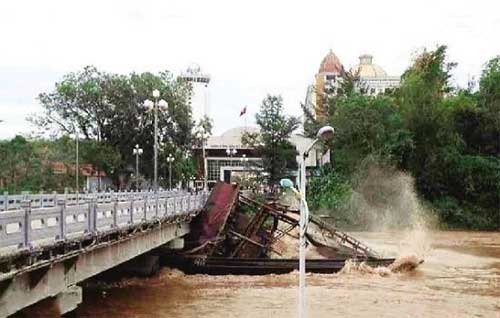 抽砂船卡在橋下。