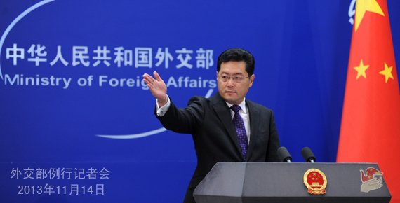 2013年11月14日，外交部發(fā)言人秦剛主持例行記者會。