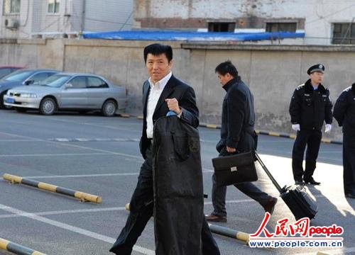 庭審當日，李某某辯護律師張起淮匆匆趕到北京市一中院    人民網(wǎng)記者 翁奇羽攝