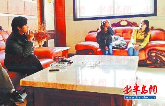 鄱陽湖鄉(xiāng)村大酒店內(nèi)，兩個(gè)本地男子帶著兩個(gè)外籍女子給記者