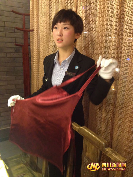 為首相服務(wù)過(guò)的火鍋店服務(wù)員曹靜成了店里的“招牌”