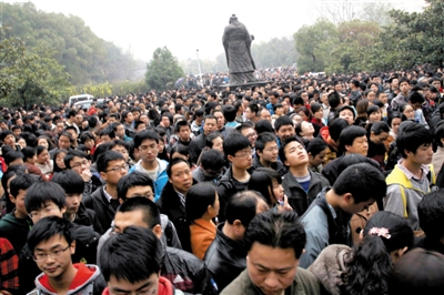 去年3月16日，武漢華中科技大學(xué)，“北約”、“華約”、“卓越”聯(lián)盟自主招生選拔考試湖北考點(diǎn)，考生等待進(jìn)場(chǎng)。 圖/CFP