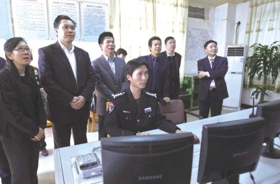 國(guó)家民政部農(nóng)村社區(qū)驗(yàn)收評(píng)估組對(duì)南海區(qū)農(nóng)村社區(qū)建設(shè)進(jìn)行檢查驗(yàn)收。