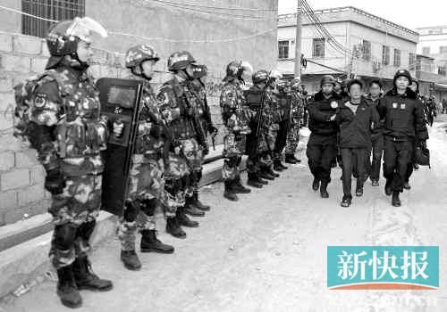 緝毒民警抓捕販毒嫌疑人。