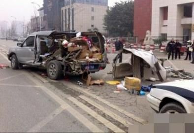 一輛越野車在車禍中受損嚴重。圖據(jù)網(wǎng)絡