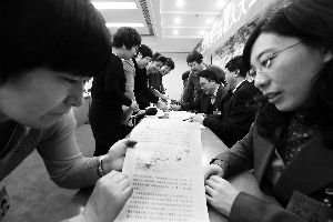 人大代表們就各自關(guān)心的話題熱烈討論。