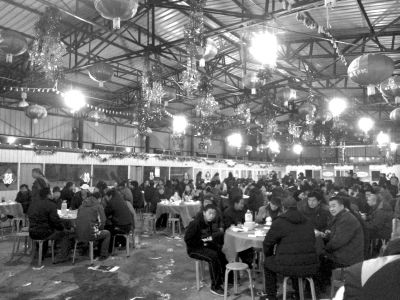 村主任孫女滿月宴席上，坐滿了前來道賀的村民。京華時(shí)報(bào)記者陶冉攝