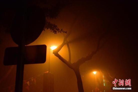 1月31日凌晨，市民行走在煙霧繚繞的南京街頭。當(dāng)天是農(nóng)歷馬年正月初一，南京有限開禁燃放煙花爆竹正逢下霧天，空氣的不流通致使煙花爆竹燃燒后產(chǎn)生的顆粒物不能及時散開，造成整座城市煙霧繚繞。據(jù)當(dāng)?shù)丨h(huán)保部門發(fā)布的信息顯示，空氣質(zhì)量屬重度污染。中新社發(fā) 泱波 攝