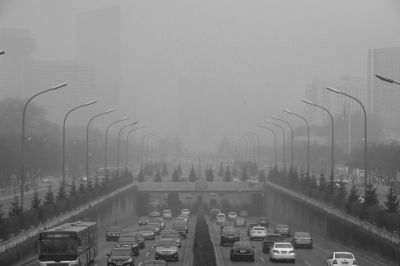東三環(huán)農(nóng)展橋附近能見度很低。