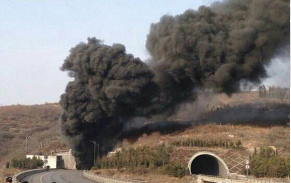 3月1日14時50分，山西，晉濟(jì)高速巖后隧道內(nèi)一輛拉煤車和一輛載有液態(tài)甲醇的車輛相撞爆炸。