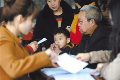 昨日，家長為服用藥品的幼兒登記參加體檢。西安兩所幼兒園長期給園內(nèi)幼兒集體服用“病毒靈”。