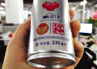 在涉訴產(chǎn)品的包裝上，印著“國家體育總局訓(xùn)練局合作伙伴”標(biāo)識。新京報記者 倪華初 攝