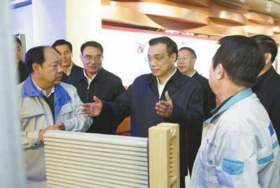 昨天，李克強(qiáng)在科技園查看PM2.5過濾設(shè)備。圖/新華視點微博