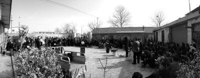 昨天下午，杜家疃村委會原文書李榮茂，向村民介紹當(dāng)天上午與街道辦溝通的情況。京華時報記者 懷若谷 攝