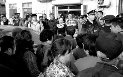 警方趕到現(xiàn)場，處理車胎被扎事件。