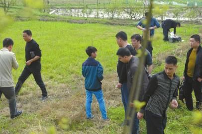 少年指認(rèn)藏槍地點。