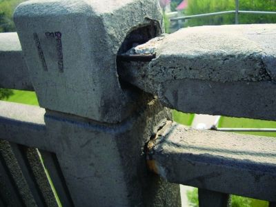 圖為大橋17號(hào)墩處橋面裂縫。梅建明 攝