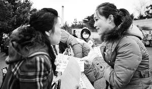 墓區(qū)服務(wù)員（右）見證了喪葬“綠化進程”。新華社發(fā)