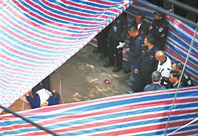 事發(fā)后警方在簡易的塑料棚內(nèi)進行調(diào)查