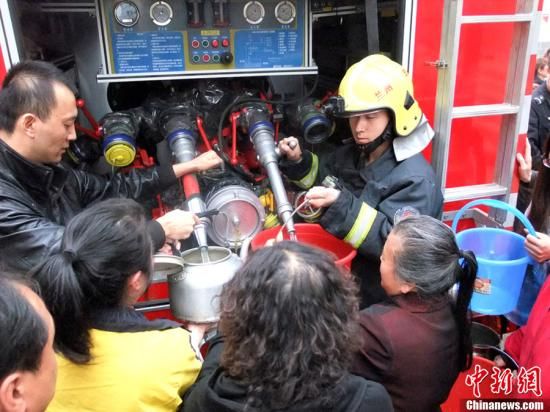 　4月11日，蘭州市自來水苯含量嚴(yán)重超標(biāo)，蘭州啟動(dòng)公共突發(fā)事件應(yīng)急機(jī)制，緊急調(diào)配安全水源在居民區(qū)投放，圖為消防隊(duì)給西固蘭玻西社區(qū)居民送來水，市民排隊(duì)取水。裴強(qiáng) 攝 圖片來源：東方IC 版權(quán)作品 請(qǐng)勿轉(zhuǎn)載