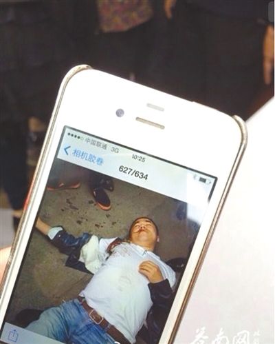 4月19日上午，目擊者拍到的黃祥拔被打現(xiàn)場圖片。網(wǎng)絡(luò)截圖