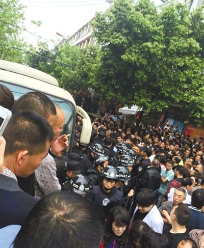 4月19日，蒼南縣靈溪鎮(zhèn)城管打人事件現(xiàn)場。網(wǎng)絡(luò)截圖