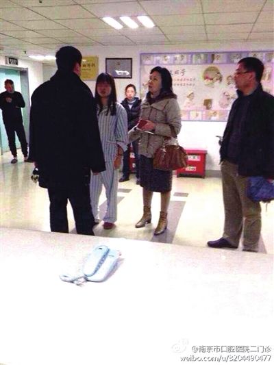 事發(fā)現(xiàn)場，打人者袁亞平(右二) (資料圖)