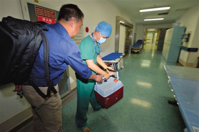 20∶55 活體心臟抵達安貞醫(yī)院手術(shù)室外交給醫(yī)生。