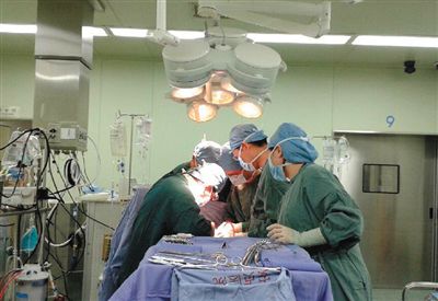 22∶30 手術(shù)正在緊張進行中，著名心臟外科專家孟旭主任主刀。
