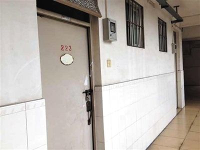 4月19日，中山大學(xué)一男生公寓樓二樓自殺研究生蔡潔挺的宿舍。門(mén)上的封條已被撕去。新京報(bào)記者 范春旭 攝
